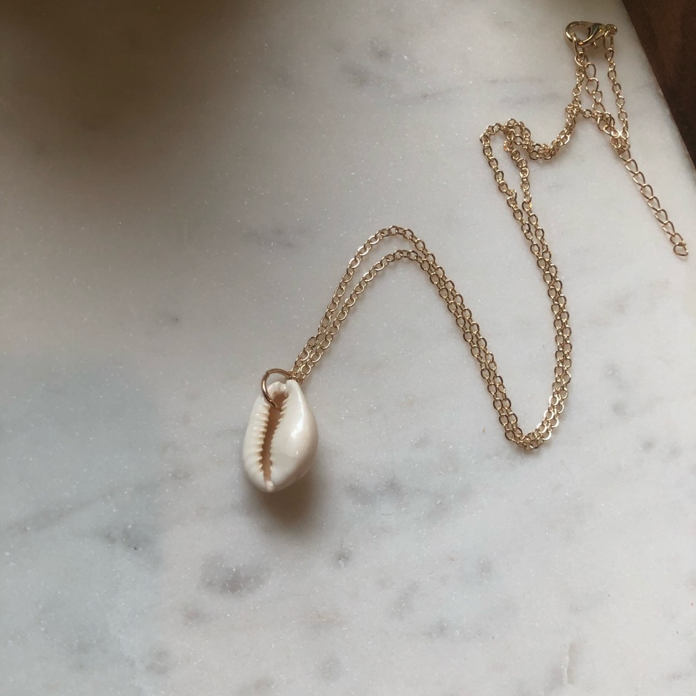 NWOT!! Dainty Seashell Necklace - Picture 3 of 3